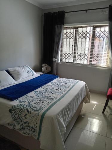 Ένα ή περισσότερα κρεβάτια σε δωμάτιο στο Bluebird guest house