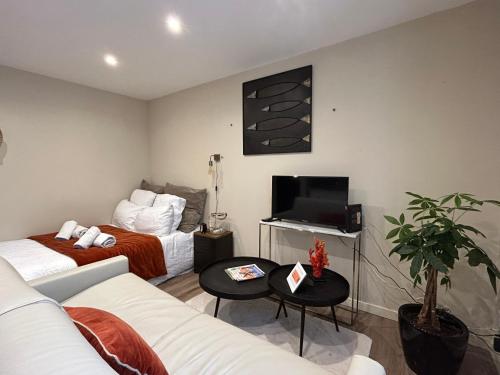 En eller flere senge i et værelse på Le Studio, parking & accès Plage !