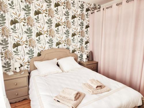 Ένα ή περισσότερα κρεβάτια σε δωμάτιο στο La Madrilène, de Saint-Cyr à Brocéliande