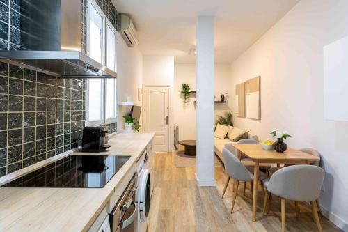 Bright & Spacious 2-BD Apartment in Chueca