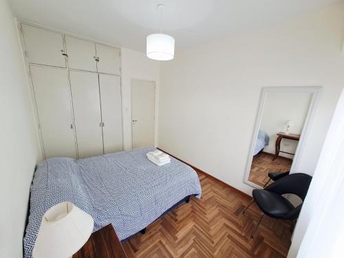 Ένα ή περισσότερα κρεβάτια σε δωμάτιο στο San Martin 58 by deppto