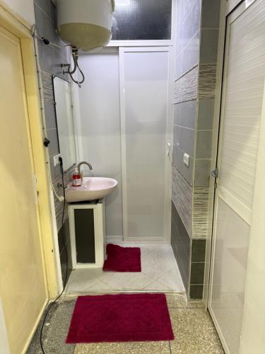 un piccolo bagno con lavandino e doccia di Sweet and Simple a Oujda