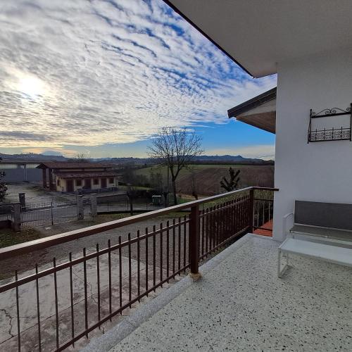 una vista desde el balcón de una casa en B&B La Magnolia, en Arena Po