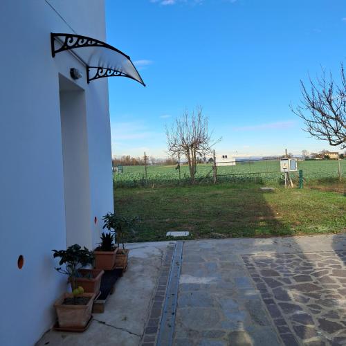 Una casa con una cometa colgando en el costado. en B&B La Magnolia, en Arena Po