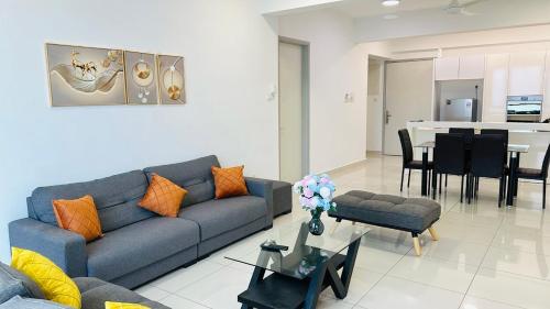 丹绒道光High floor Seaview 2BR Jazz Suite Bathtub &Sauna的客厅里有一张蓝色的沙发和一张桌子