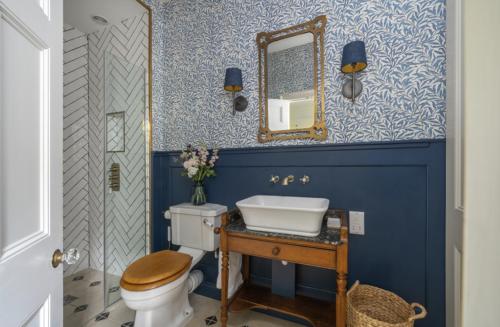 Un baño de Henge Estate - Large Manor with ensuite double rooms, hot tub and tennis court