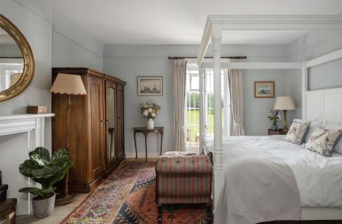 Una cama o camas en una habitación de Henge Estate - Large Manor with ensuite double rooms, hot tub and tennis court