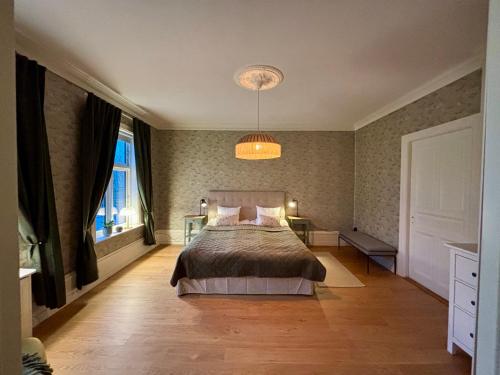 Ένα ή περισσότερα κρεβάτια σε δωμάτιο στο Stad & Hav, Lägenhet i Strömstads Hjärta