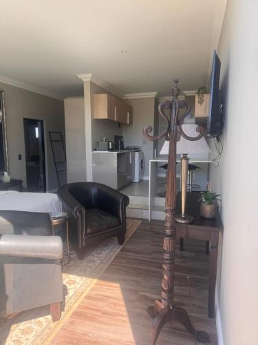 サマーセット・ウェストにあるThe Nestのリビングルーム(ベッド1台、テレビ付)