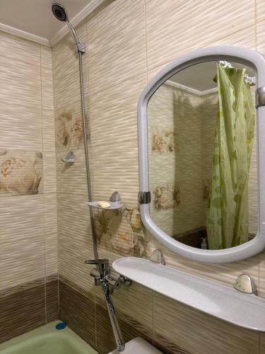 ein Badezimmer mit Waschbecken und Spiegel in der Unterkunft Gorodok Home in Skole