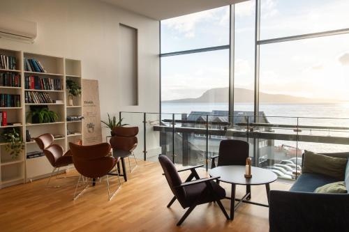un soggiorno con vista sull'oceano di Hotel Djurhuus a Tórshavn