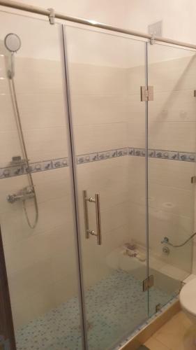 a glass shower stall with a toilet in a bathroom at Appartement 2 chambres meublé Marrakech in Marrakesh