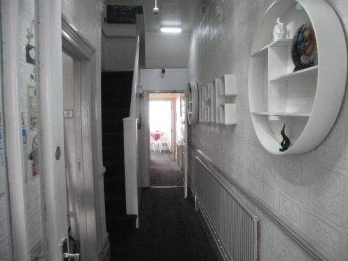 Un pasillo con un espejo en la pared. en Marsden B&B, en Blackpool