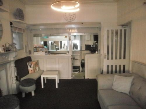 een woonkamer met een bank en een tafel bij Marsden B&B in Blackpool