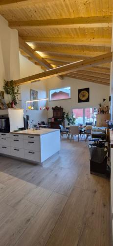una grande stanza con cucina e soggiorno di Gästehaus Hähnchenbach a Kelberg
