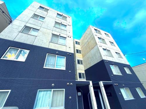 札幌市にあるExcel 平岸A -FIX HOME-の側面に窓がある高い建物