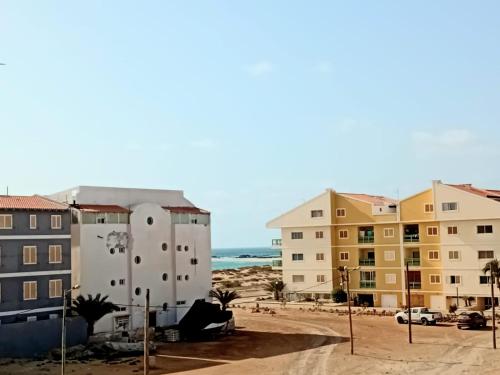 萨尔雷Sal Rei Apartments, Boa Vista的享有海滩、建筑和大海的景色