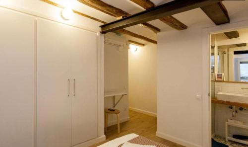 La salle de bains est pourvue de placards blancs et d'un lavabo. dans l'établissement Ramblas Apartment Central BCN, à Barcelone