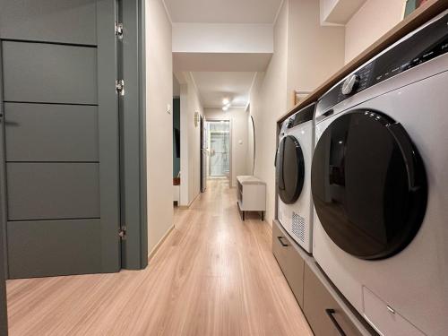 a hallway with a washer and dryer in a house at Mieszkanie w centrum miasta in Kętrzyn