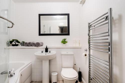 Ένα μπάνιο στο 3 beds,2 bedroom apt near city centre Glasgow