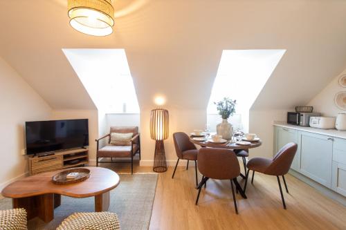 a kitchen and living room with a table and chairs at Crucible House - 2-Bed Apartment in Stratford-upon-Avon