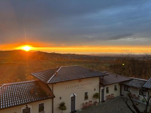 Bình minh/hoàng hôn nhìn từ nhà khách  hoặc gần đó