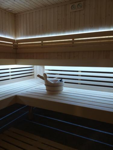 姆拉哥沃Dom wakacyjny w Kiersztanowie Ładnie Tu的桑拿房，桌子上放着一个碗