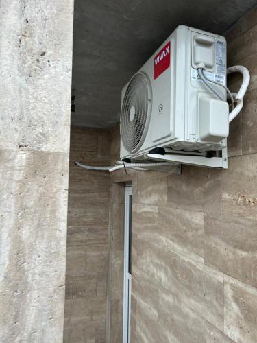un aire acondicionado en la pared en Apartmani BALKAN, en Sjenica