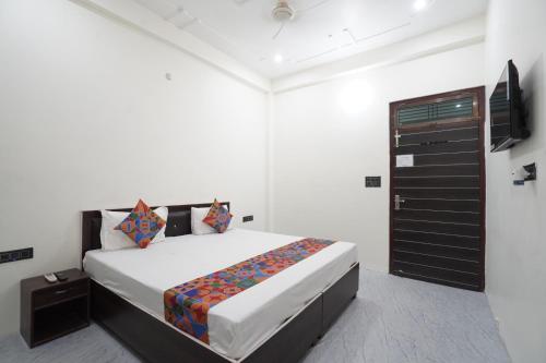 Ένα ή περισσότερα κρεβάτια σε δωμάτιο στο Ram Milan Palace ayodhya