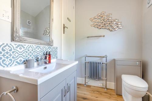 Phòng tắm tại 2 Bed in Stoney Middleton oc-b34247