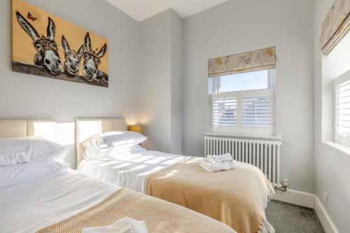 Giường trong phòng chung tại 2 Bed in Stoney Middleton oc-b34247