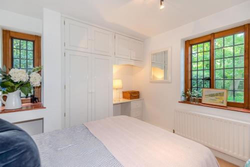 Postel nebo postele na pokoji v ubytování 6 Bed in Englefield Green oc-e34166