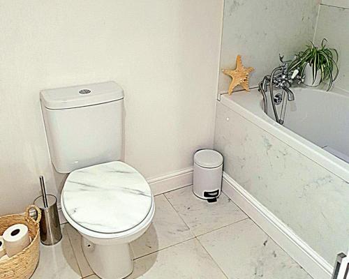 Ένα μπάνιο στο 2 Bed in Brampton oc-s34159