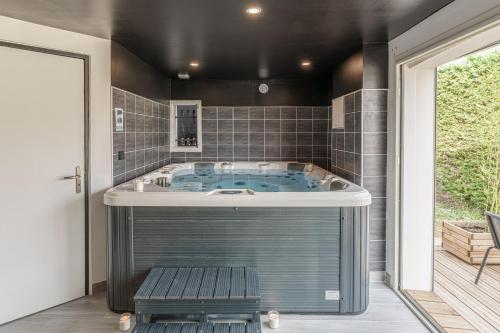 Foto sihtkohas Rousson asuva majutusasutuse Suite romantique La Maison de Flora SPA intérieur, jardin et lit King size galeriist