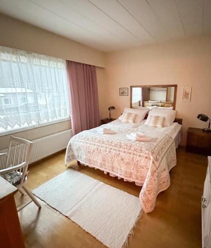 Un dormitorio con una cama grande y una ventana. en House in Finnish Lapland, en Kemijärvi