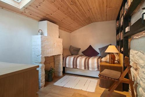 2 Bed in Eype oc-e34183 في ويست باي: غرفة نوم بسرير وجدار حجري