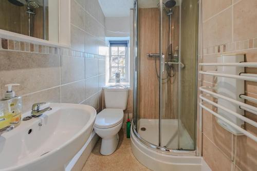 2 Bed in Eype oc-e34183 في ويست باي: حمام مع مرحاض ومغسلة ودش