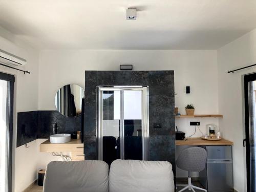 Μια τηλεόραση ή/και κέντρο ψυχαγωγίας στο Villa with private pool close to the beach