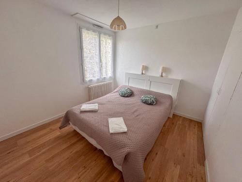 una camera da letto con un letto in una stanza bianca di Domaine Muleterie a Chavagnes-les-Redoux