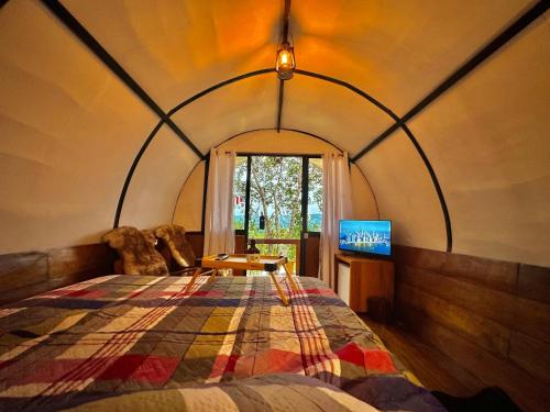 Ένα ή περισσότερα κρεβάτια σε δωμάτιο στο Vila Mágica Pousada