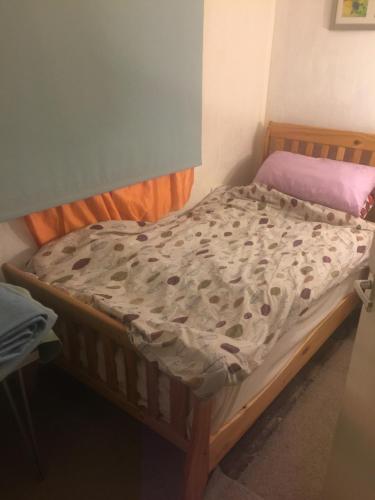 Ένα ή περισσότερα κρεβάτια σε δωμάτιο στο quietSmall Box Room with window