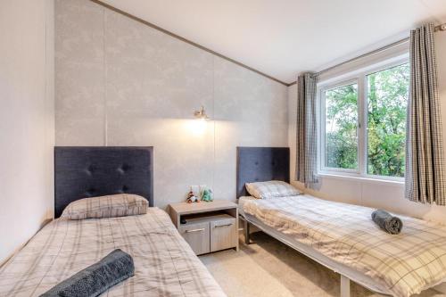 ein Schlafzimmer mit zwei Betten und einem Fenster in der Unterkunft 2 Bed in Bowdens oc-s34028 in Aller