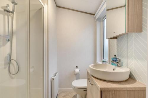ein Badezimmer mit Waschbecken, Toilette und Dusche in der Unterkunft 2 Bed in Bowdens oc-s34028 in Aller