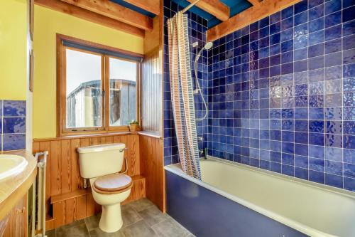 un bagno con un water, una vasca e un lavandino di 1 Bed in Orford oc-m34121 a Orford