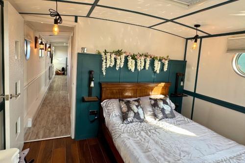 Postel nebo postele na pokoji v ubytování The Swan Flotel - Barton Marina