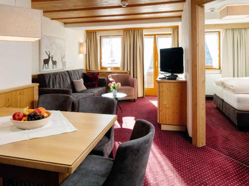 sala de estar con sofá y mesa en una habitación en Apartments in Serfaus - Ötztal 49987, en Serfaus