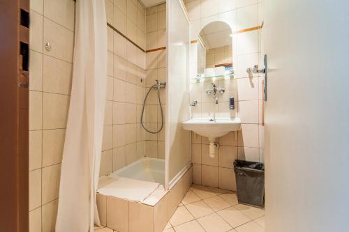 ein Badezimmer mit Dusche und Waschbecken in der Unterkunft Hotel Slovakia in Žilina