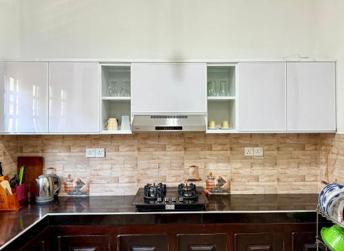 Η κουζίνα ή μικρή κουζίνα στο Sasmika Villa Surf and Yoga Hostel