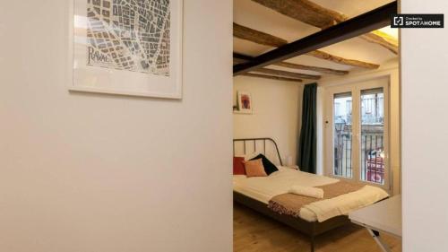 une chambre avec un lit et une fenêtre dans l'établissement Ramblas Apartment Central BCN, à Barcelone