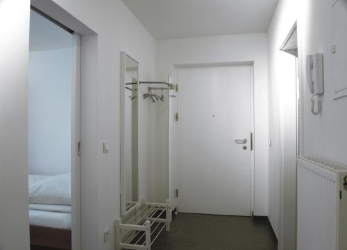 a white room with a bed and a mirror at Altstadtrefugium Krämerbrücke in Erfurt